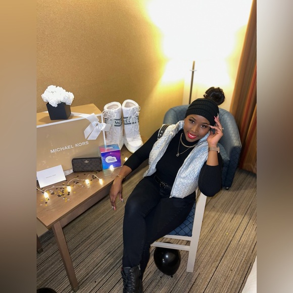 Large women’s silver puffer - Picture 2 of 10